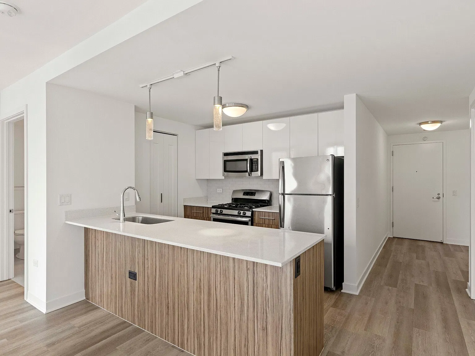 River North 1 Bedroom - On the River, Floor to Ceiling Windows — Photo 2