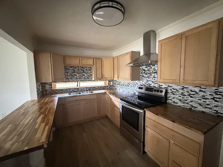 720 Searcy Ave — Photo 4