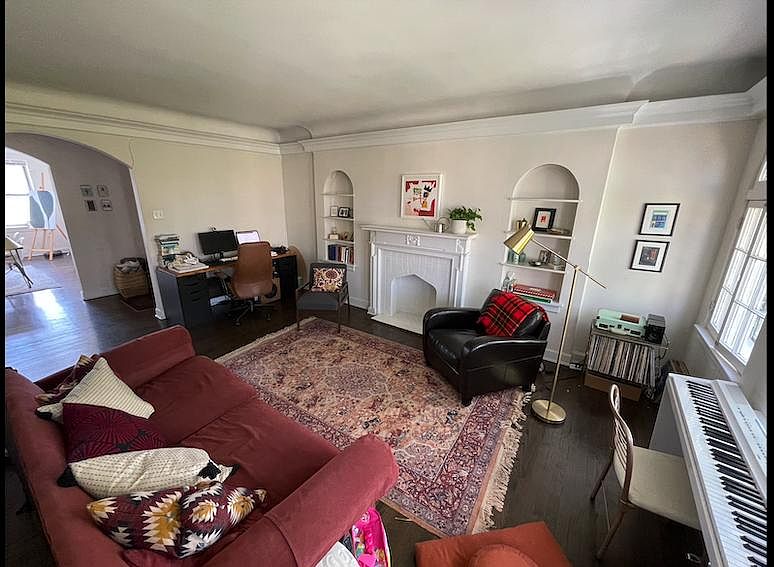 1st image of 2617 W Glenlake Ave