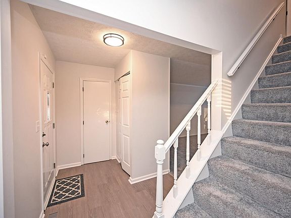 3rd image of 9846 Pinedale Dr