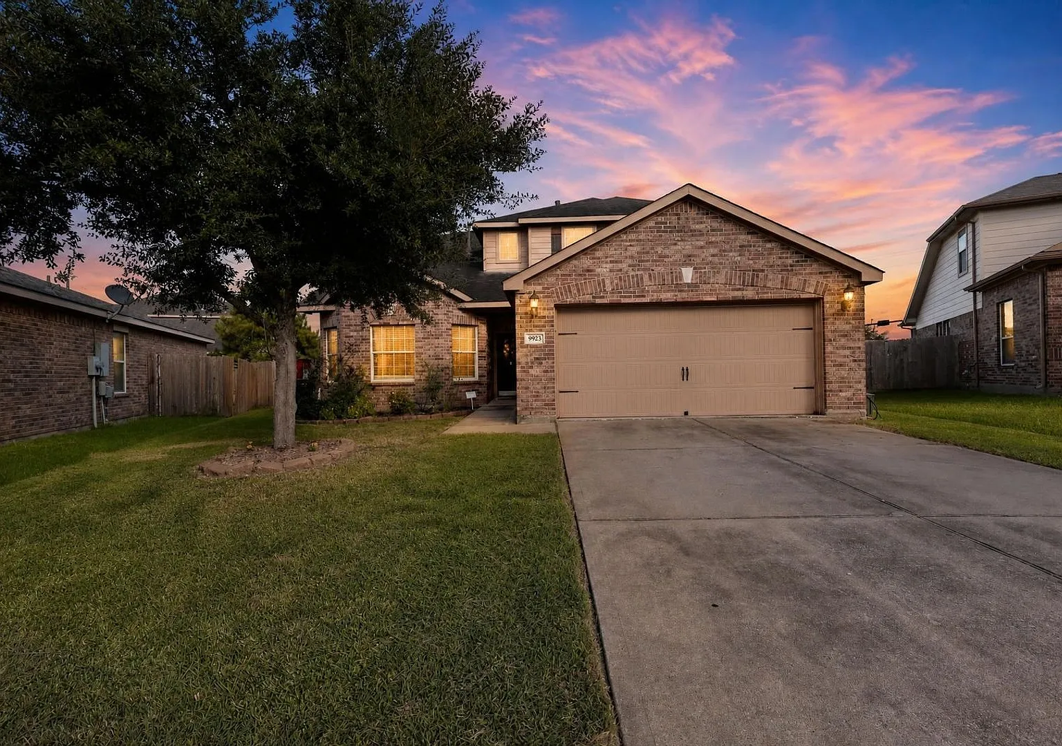 Spacious 4BR House in Rosharon — Photo 1