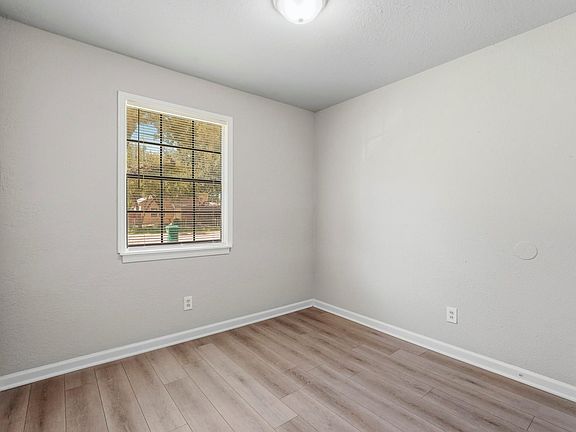 5th image of 2401 Windsor Ln