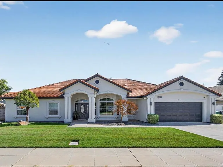 1555 Taylor Ln — Photo 1