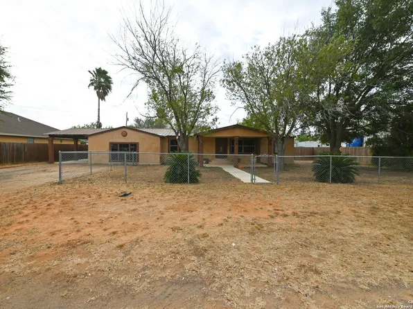 42 Mobile Rd, Cotulla, TX 78014