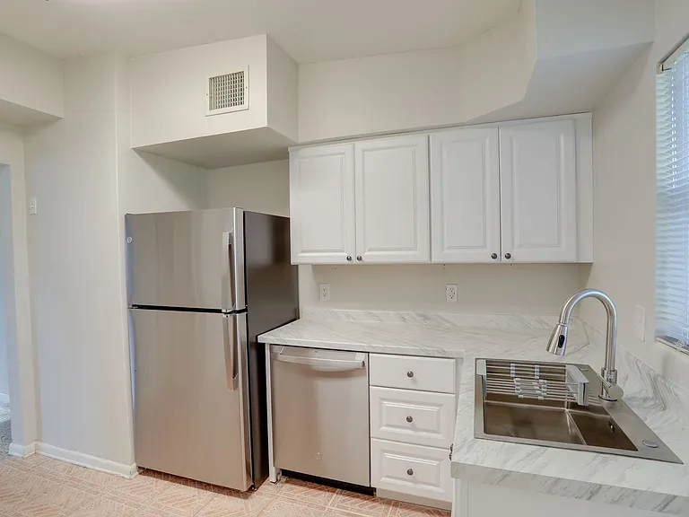 434 E Esther St — Photo 11
