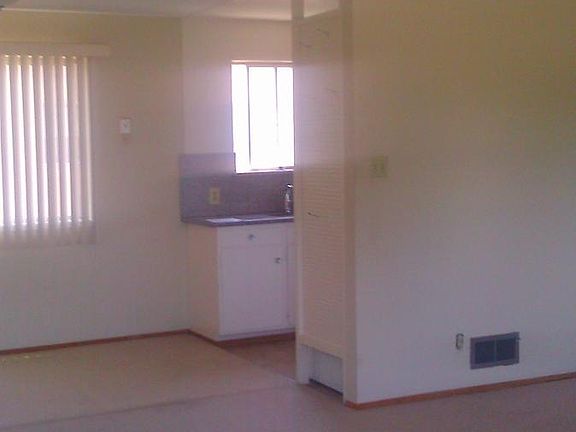 4th image of 472 Lincoln Cir APT 5