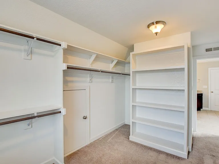 813 Evelyn Way — Photo 9