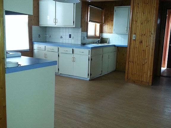 3rd image of 261 Bourne Ave #1