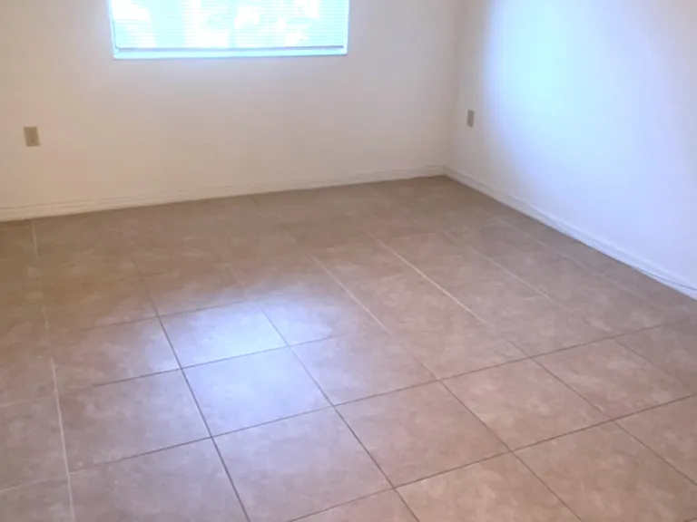19205 Glenmoor Dr #19205 — Photo 7