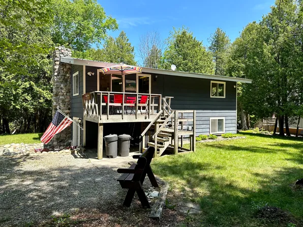1481 Wenniway Dr, Mackinaw City, MI 49701