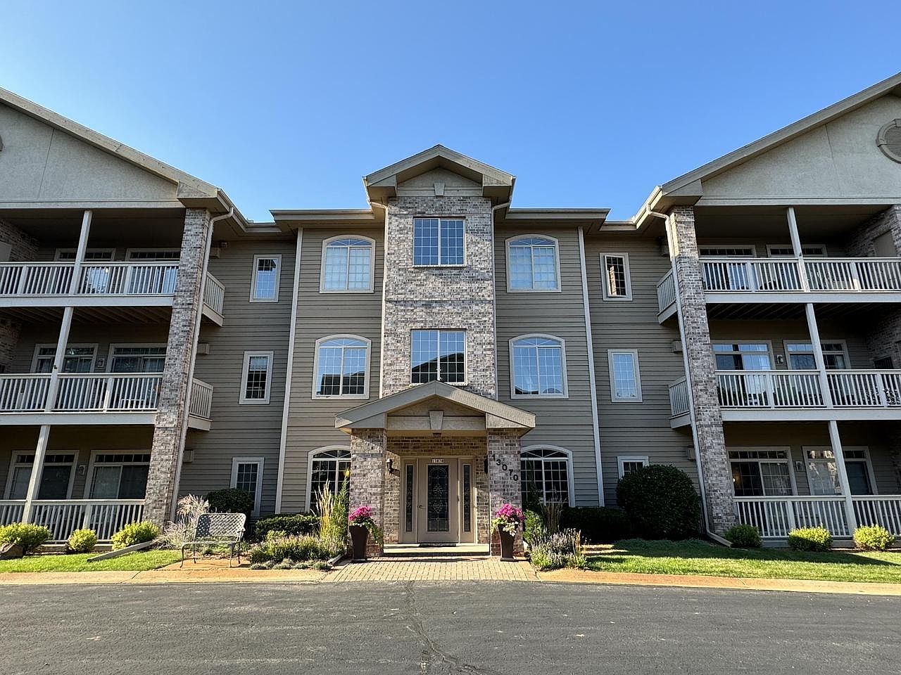 13070 West Bluemound ROAD UNIT 306, Elm Grove, WI 53122 MLS 1852642