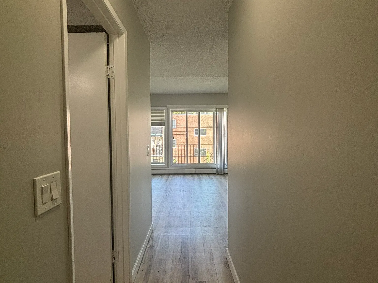 $995 Security Deposit!! Free Early Move In For Oct 1 Possession!! Bright — Photo 3
