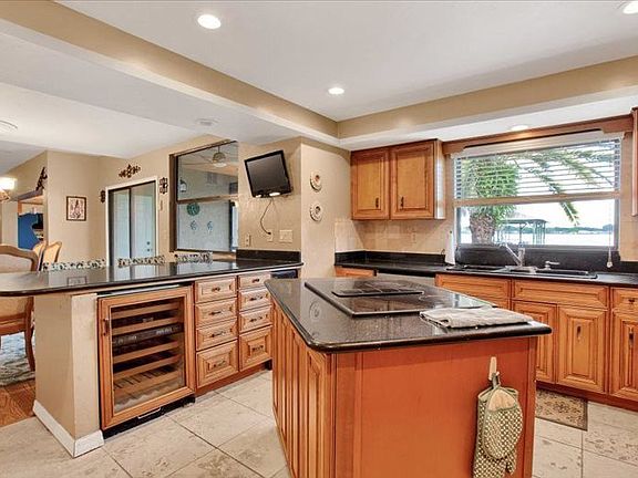 4th image of 253 Shoreline Dr