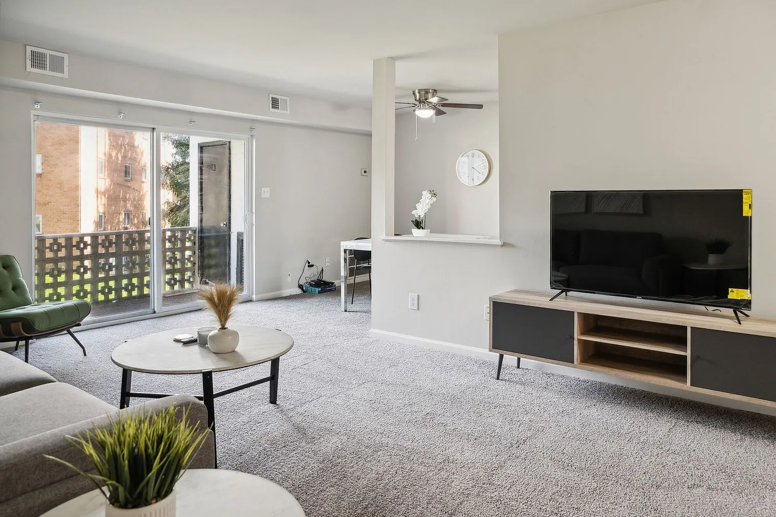 2 bed, 2.0 bath, 10763 sqft, $3,300 — Photo 4