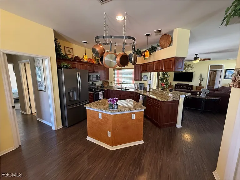 3619 SW 6th Ave — Photo 6