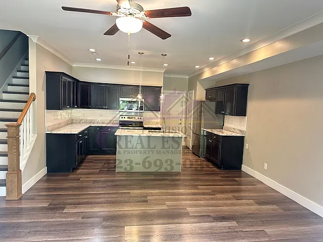 3BD/2.5BA Townhouse with garage — Photo 2