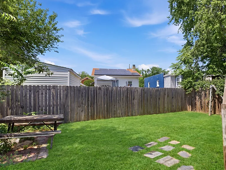 4318 Lawrence St — Photo 42