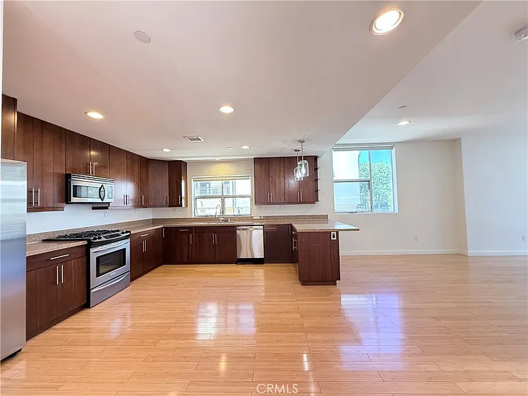 12908 Bloomfield St #103 — Photo 10
