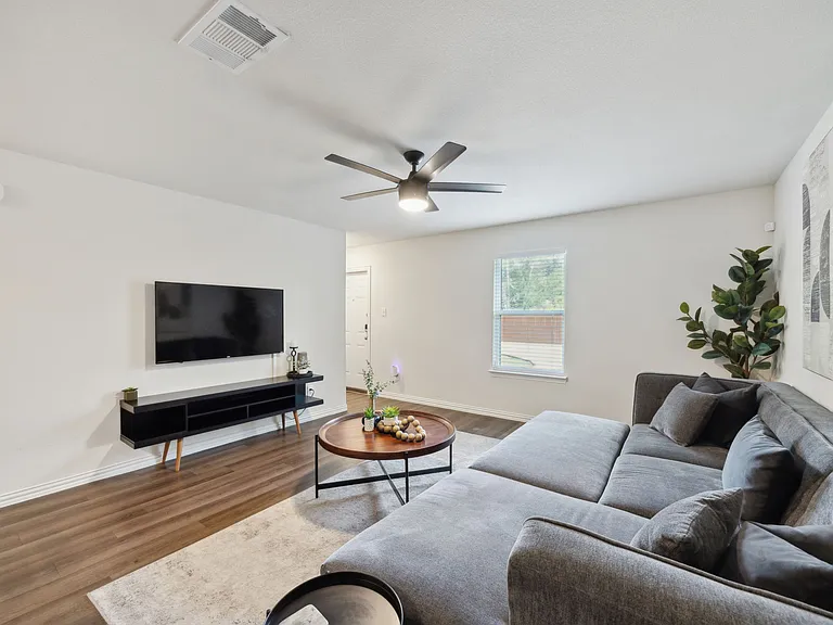 2326 Harding St — Photo 15