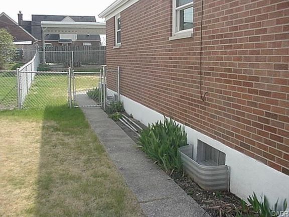 3rd image of 730 E Pearl St