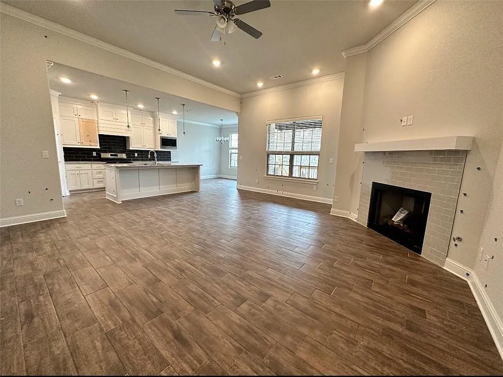 1231 Leslie St — Photo 2