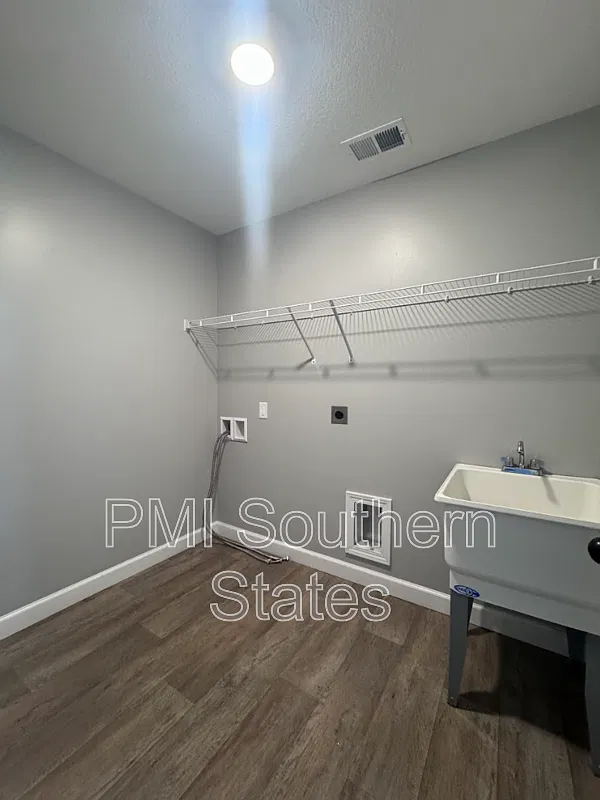 3 bed, 2.0 bath, 1899 sqft, $1,900 — Photo 4