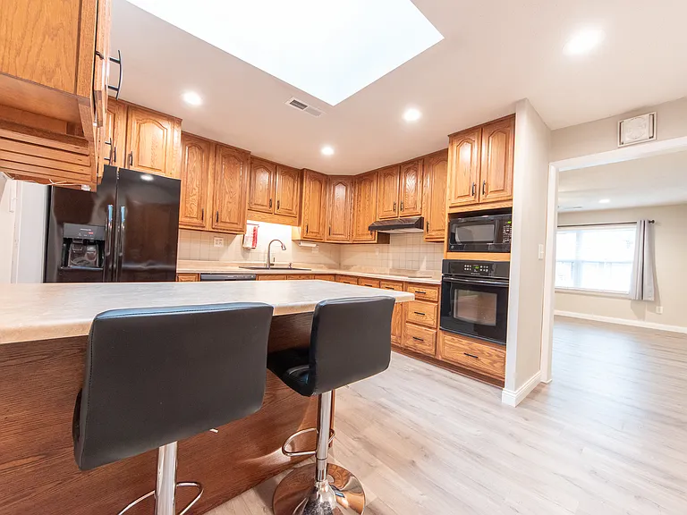 2943 Desoto Way — Photo 6