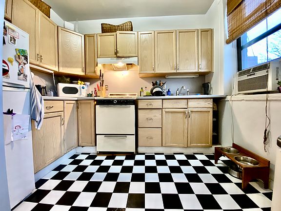 3rd image of 106 15th St #3
