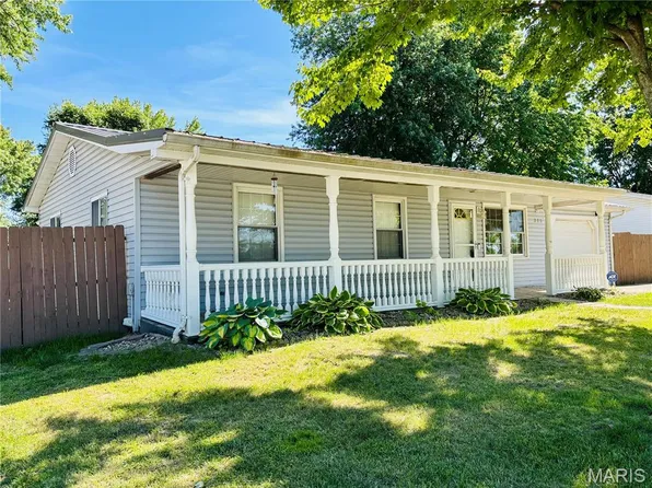 333 Straube Ln, Godfrey, IL 62035