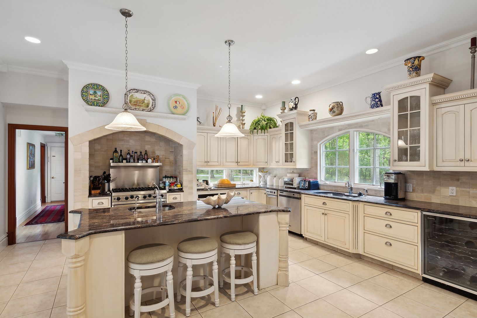  Gourmet kitchen
