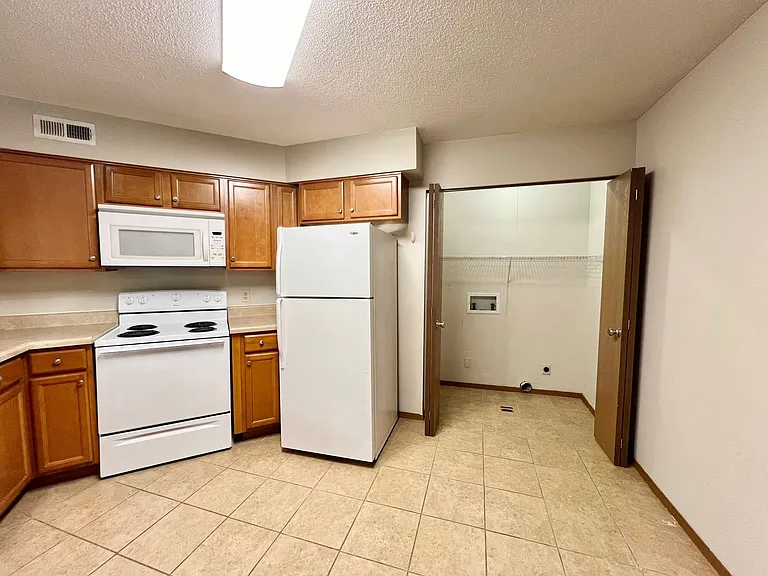 Oakridge Apartments — Photo 18