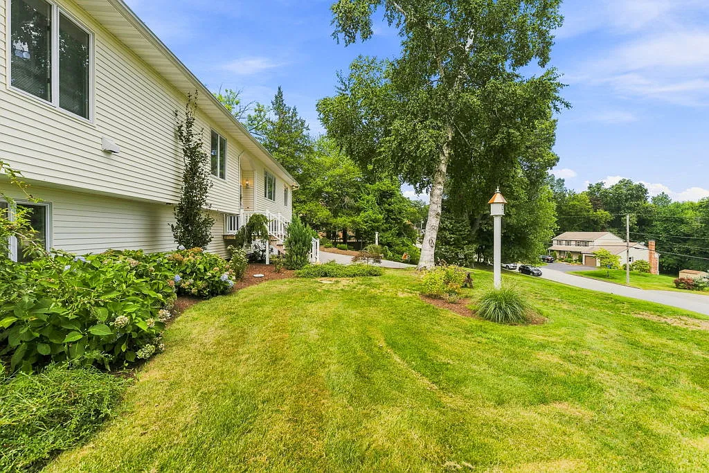 3 bed, 2.5 bath, 2712 sqft, $4,000 — Photo 3