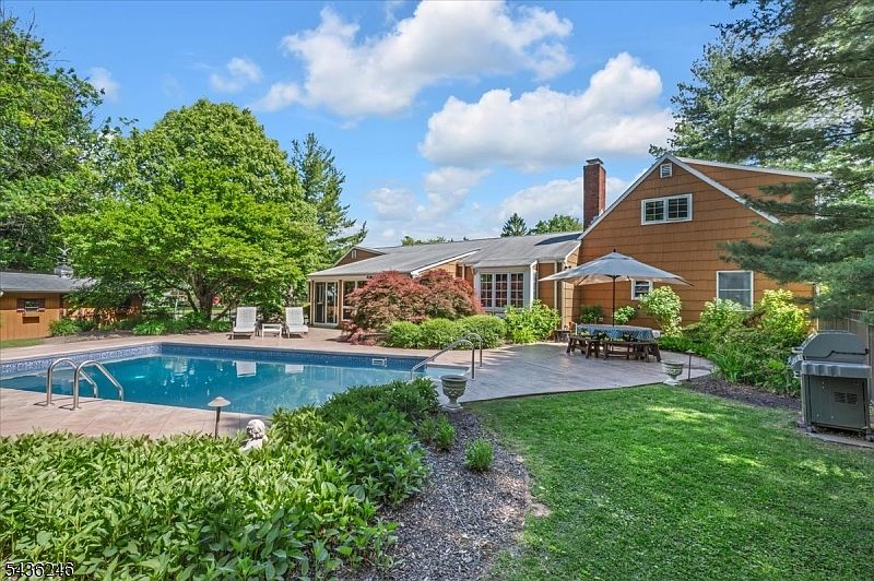1st image of 1097 Cambridge Ln