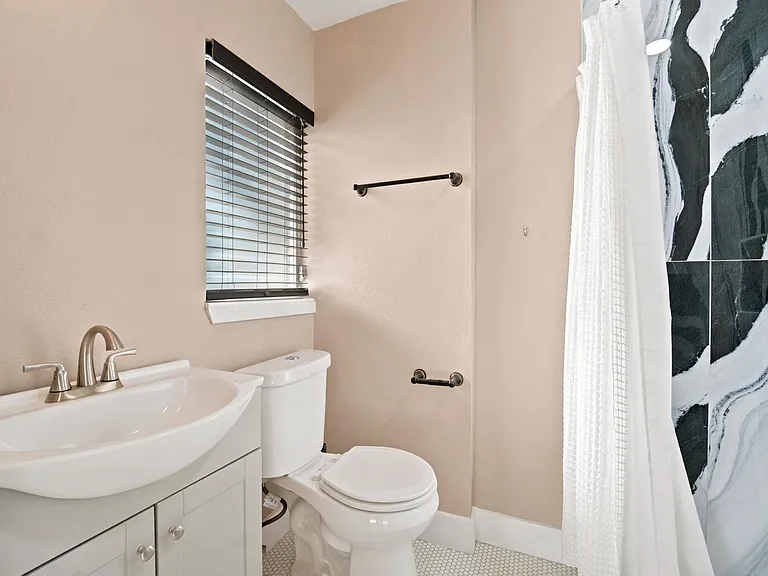 5332 Balcones Dr #B — Photo 11