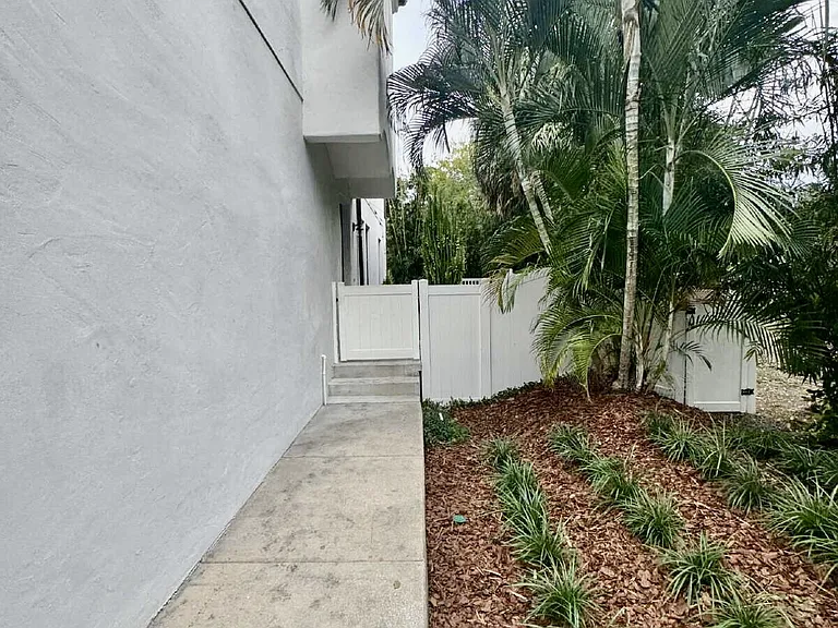 331 N Trask St — Photo 23