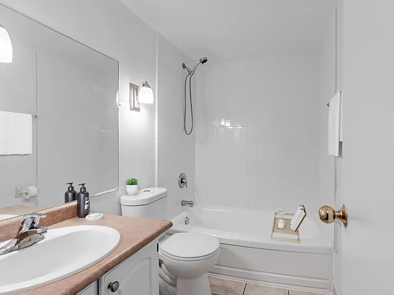 4415 Bathurst St — Photo 10
