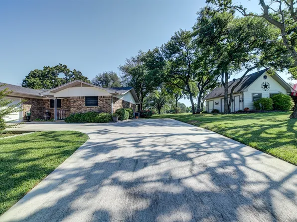 412 Half Moon Way, Runaway Bay, TX 76426