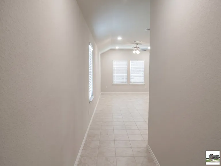 1210 Lindsey Dr — Photo 2
