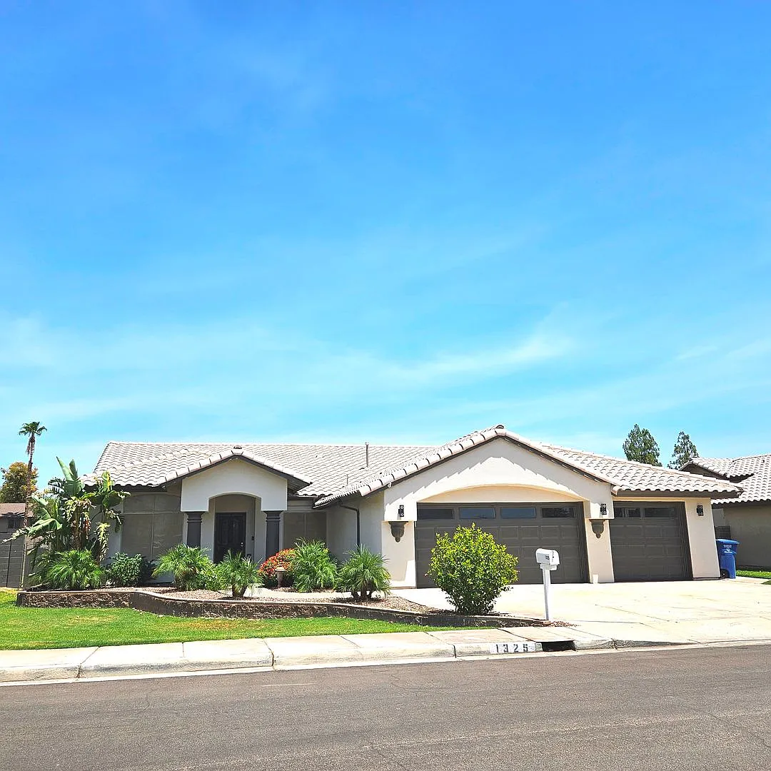 Pool home available now! — Photo 1