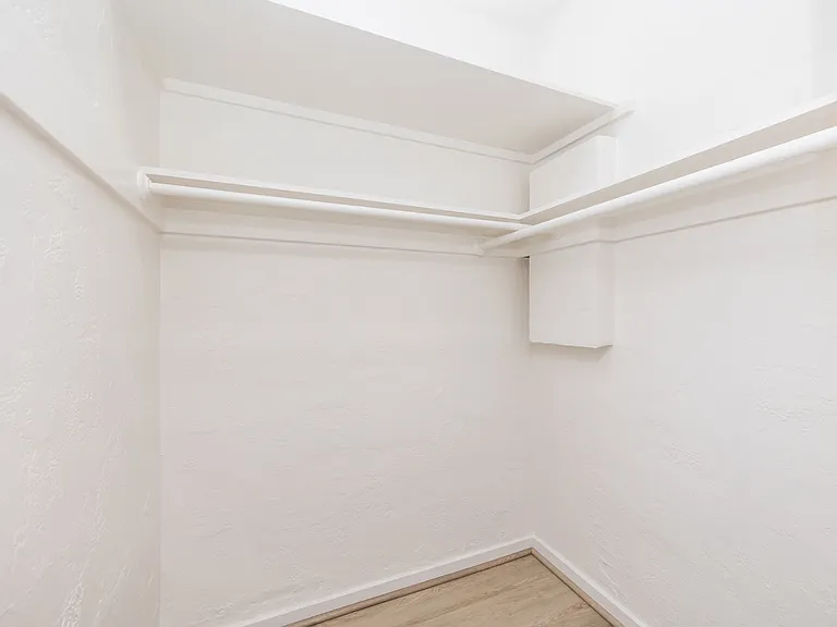 421 Van Dyke — Photo 8
