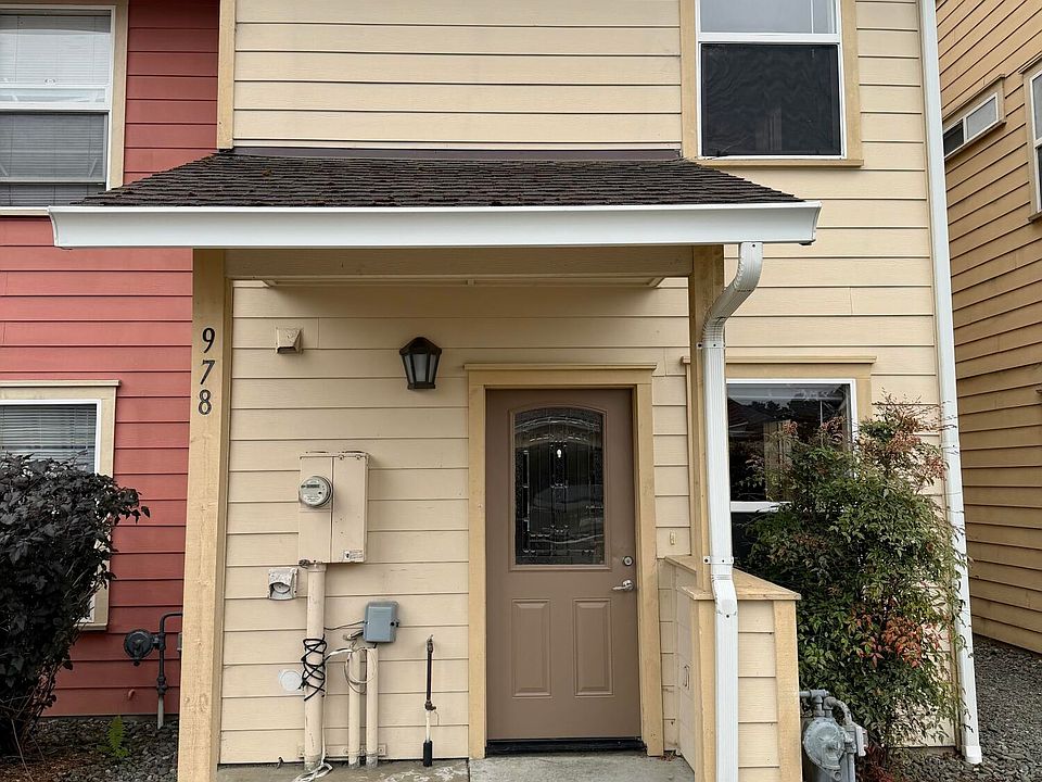 1st image of 978 Courtyard Cir