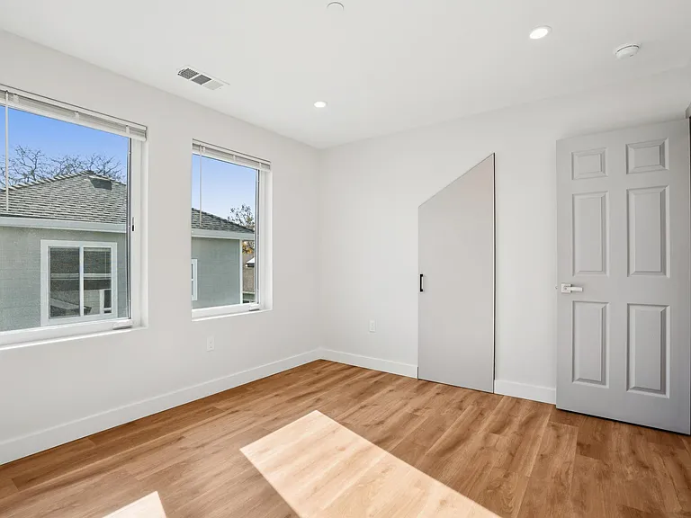 880 61st St — Photo 23