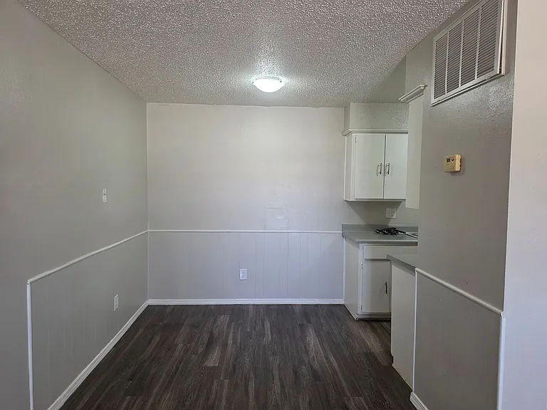 Discover Ridgewood Village Apartments in Moore, OK — Photo 10