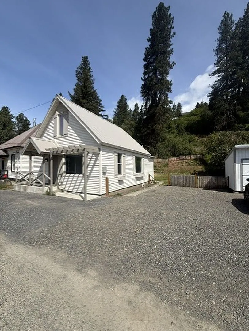 Great updated home on quiet downtown street, fenced yard. — Photo 1