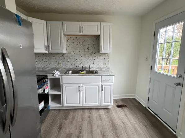 205 Ashbury Rd, Louisville, KY 40214