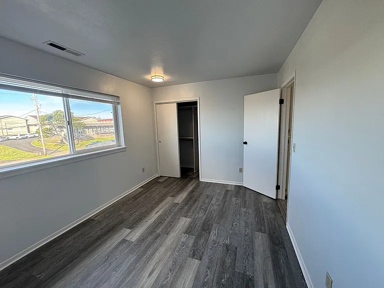 637 SW 9th St — Photo 40