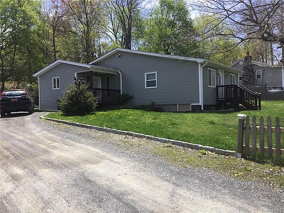 3rd image of 27 Hillcrest Trl