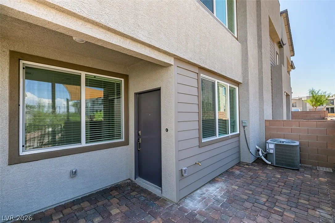 4 bed, 3.0 bath, 1927 sqft, $2,150 — Photo 3