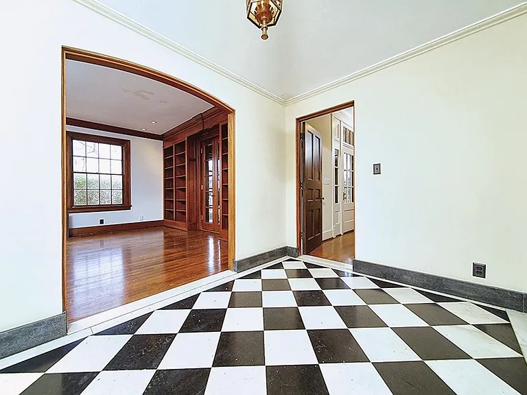 3944 Woodlawn Dr — Photo 2