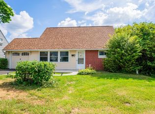 14 Pumpkin Hill Rd, Levittown, PA 19056